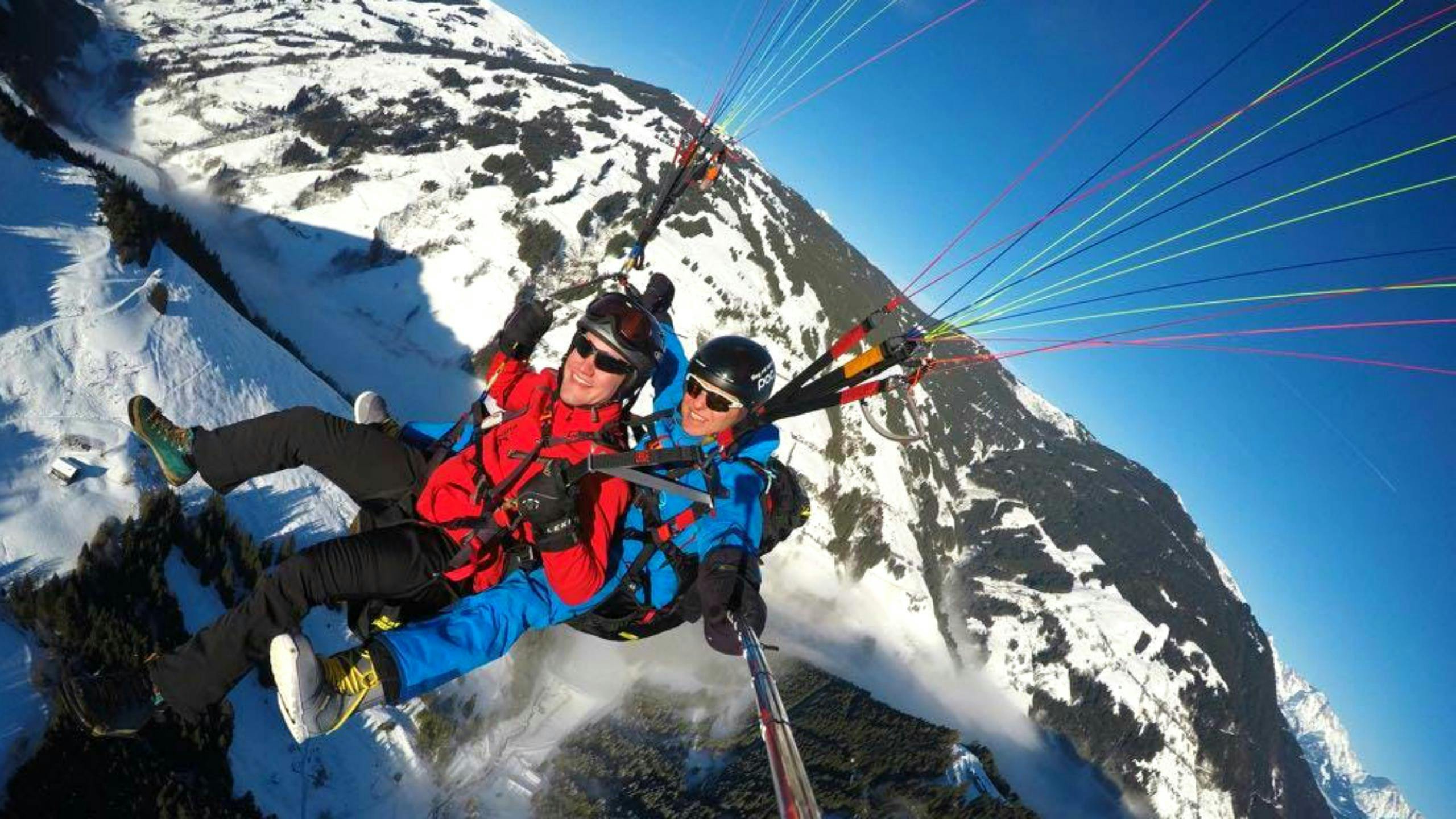 fly-with-tom-hero1 Beautiful landscapes showcasing mountains and sea, where the experiences of Fly with Tom Zell am See are taking place.