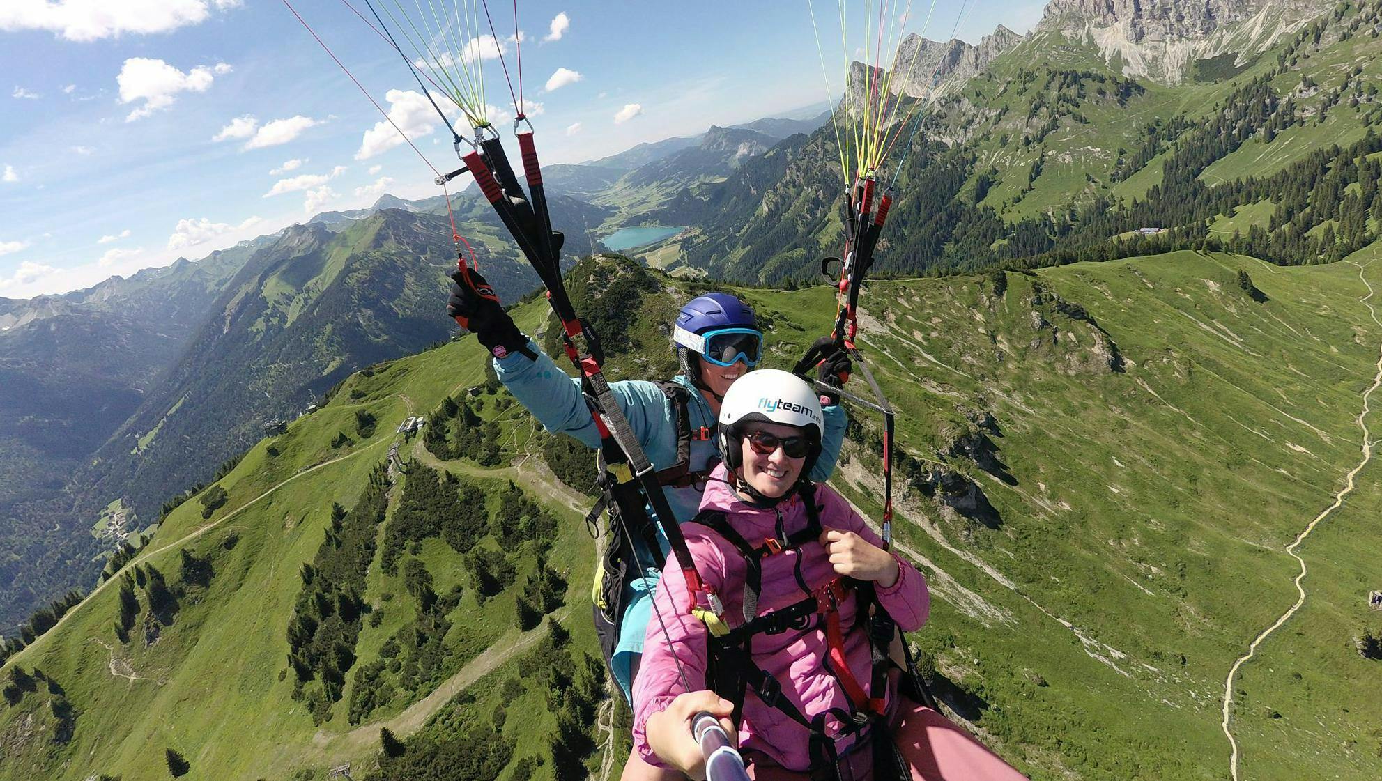flyteam-paraglider-tandemfluge-hero Prachtige landschappen met bergen en zee, waar de ervaringen van FlyTeam Paraglider Tandemflights plaatsvinden.