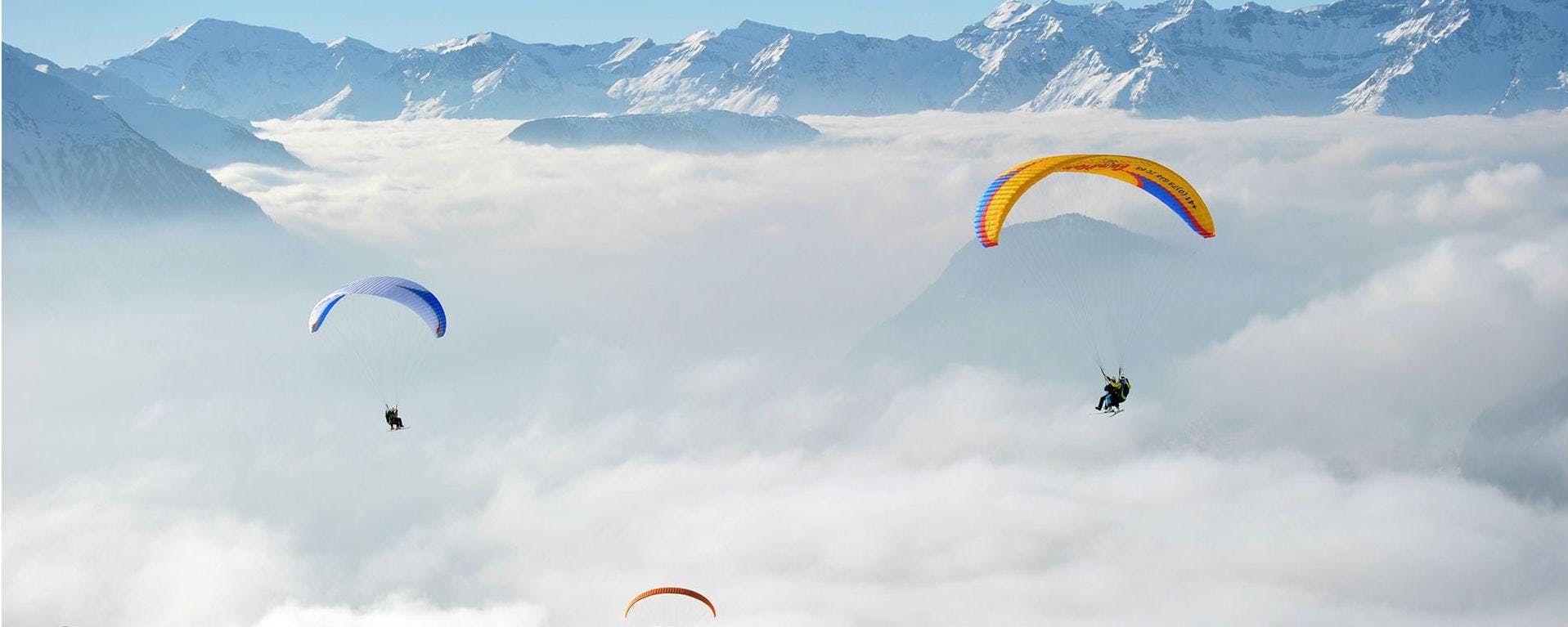 Beautiful landscapes showcasing mountains and sea, where the experiences of Flyverbier are taking place.