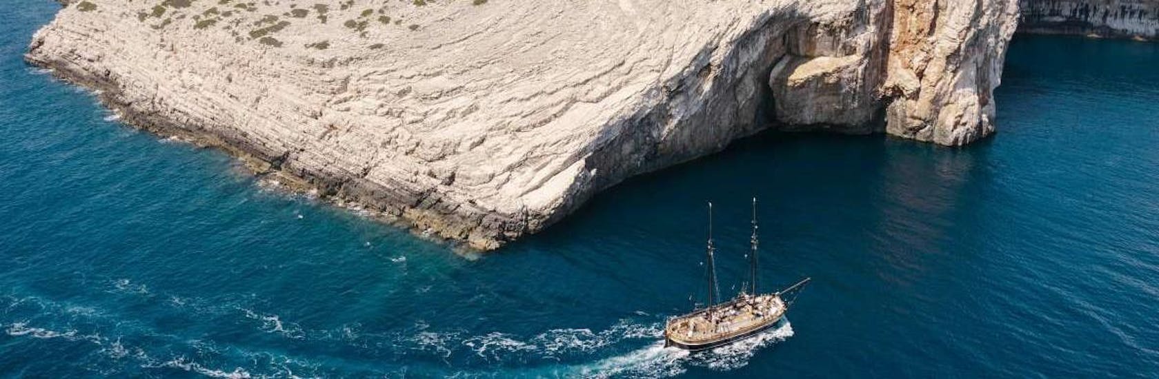 De boot die wordt gebruikt tijdens de boottocht naar de Kornati-eilanden.