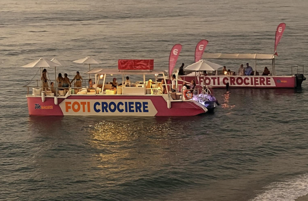 Katamaran segelt vor der Küste von Bagnara Calabra.