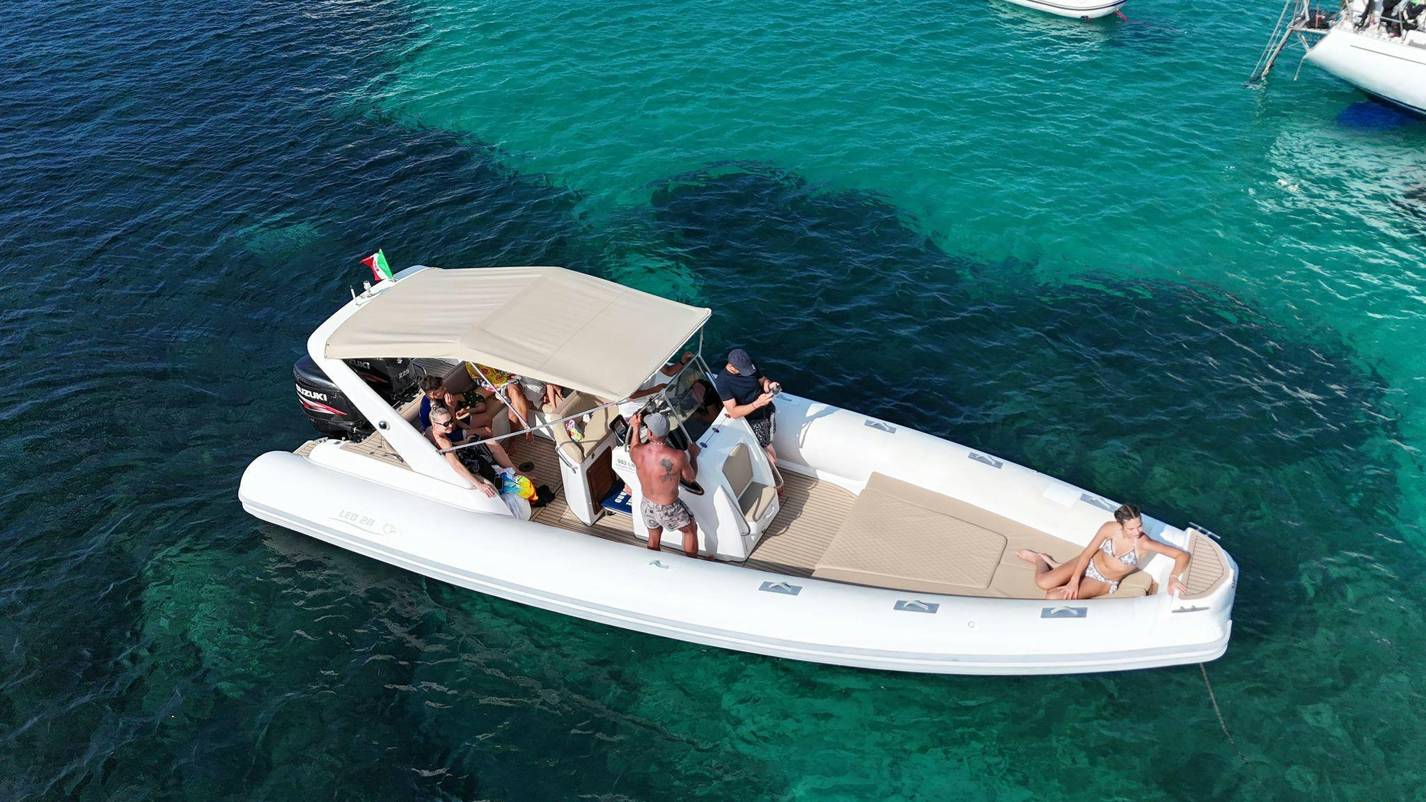 Paisajes impresionantes de montaña y mar, donde tienen lugar las experiencias de Egadi Boat.