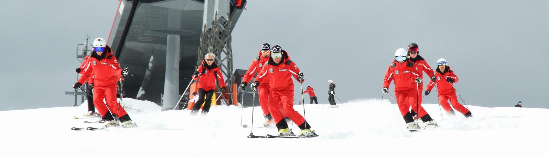 Alcuni maestri di sci della Ski School Top Ski Piculin San Vigilio stanno scendendo da una pista di San Vigilio di Marebbe.