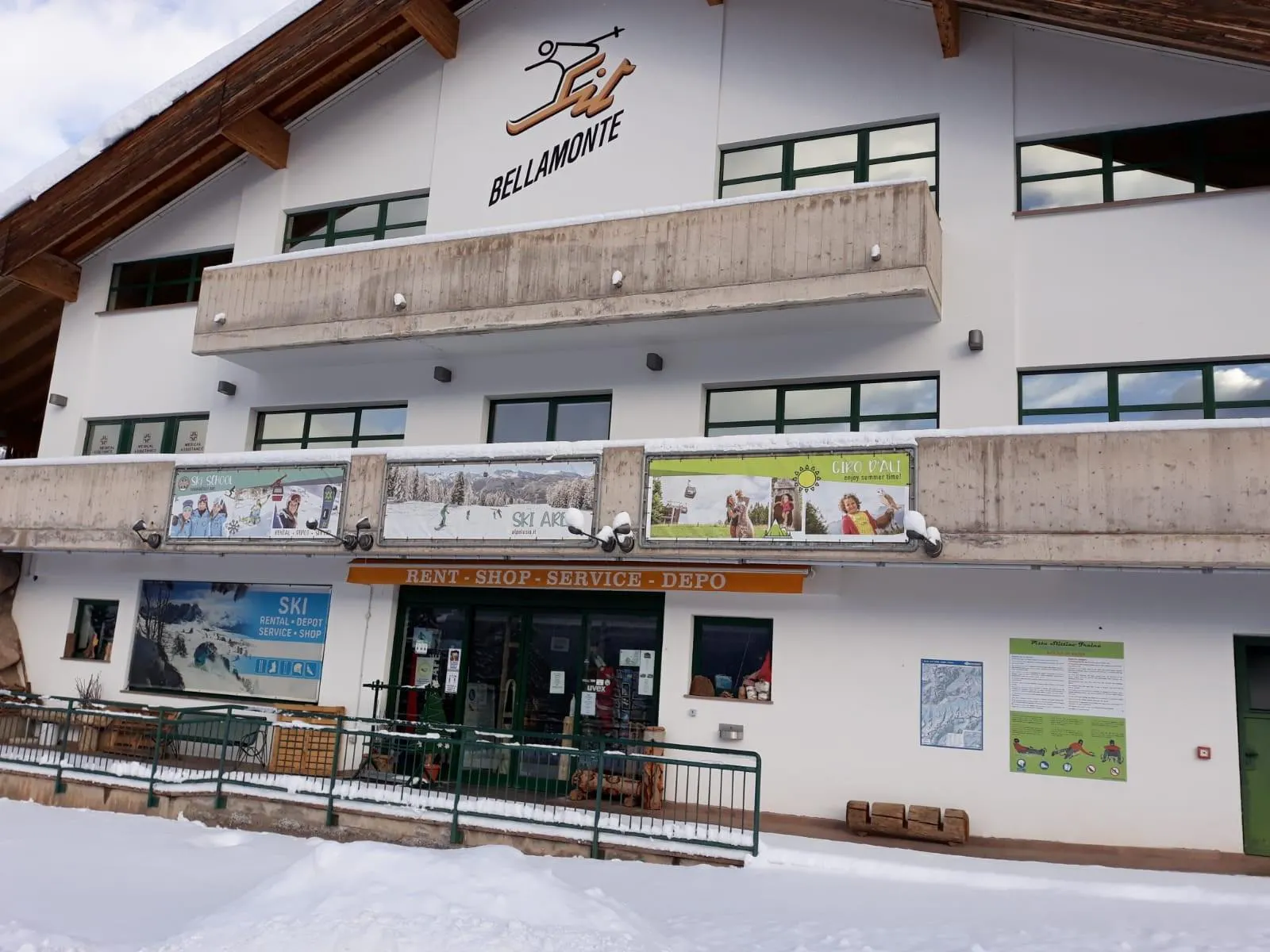 FOTO NOLEGGIO INVERNO Beeindruckende Landschaften mit Bergen und Meer, wo Aktivitäten von Castelir Service Bellamonte stattfinden.
