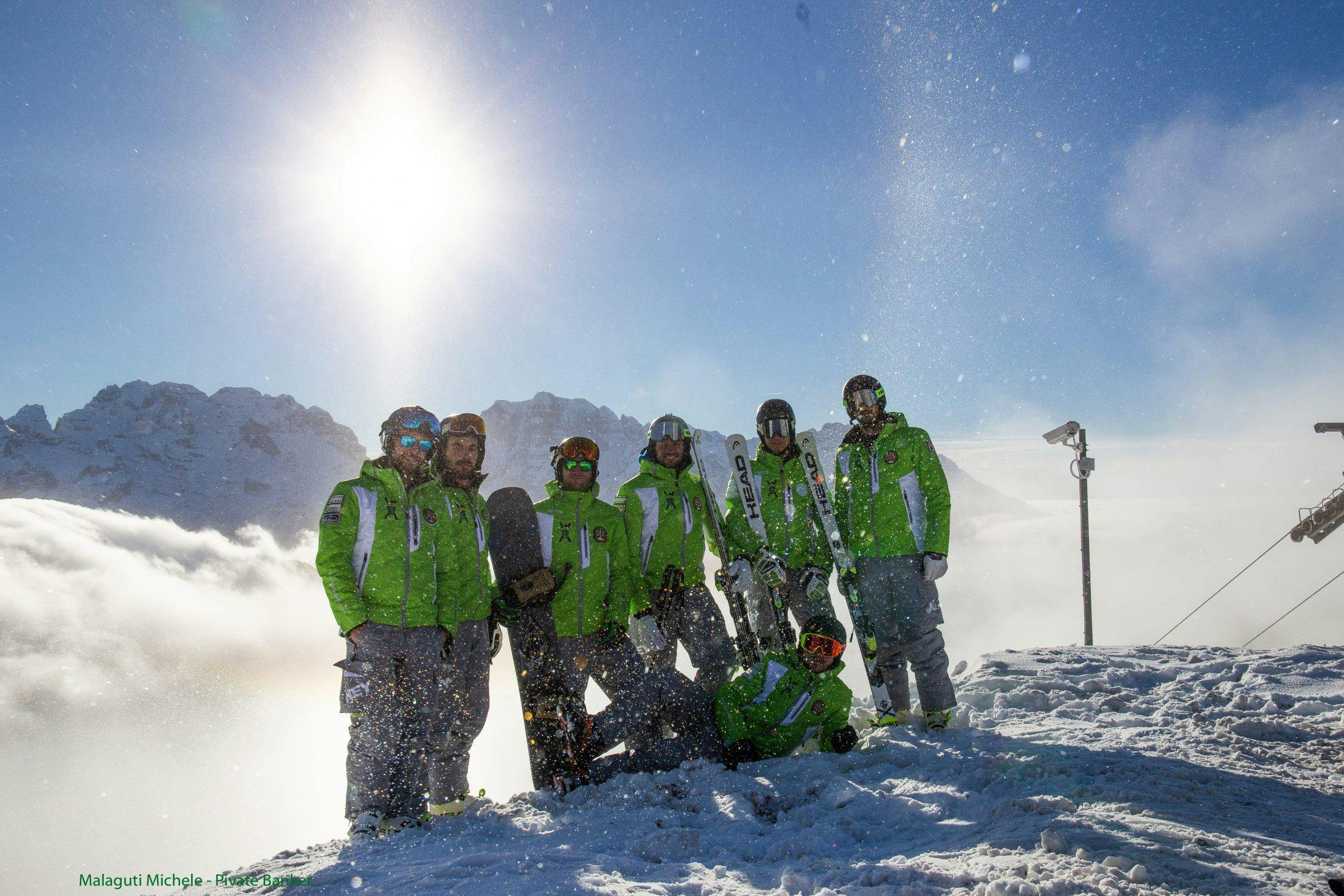 Skischule Trentino Ski Emotion Pinzolo Beeindruckende Landschaften mit Bergen und Meer, wo Aktivitäten von Trentino Ski Emotion Pinzolo stattfinden.