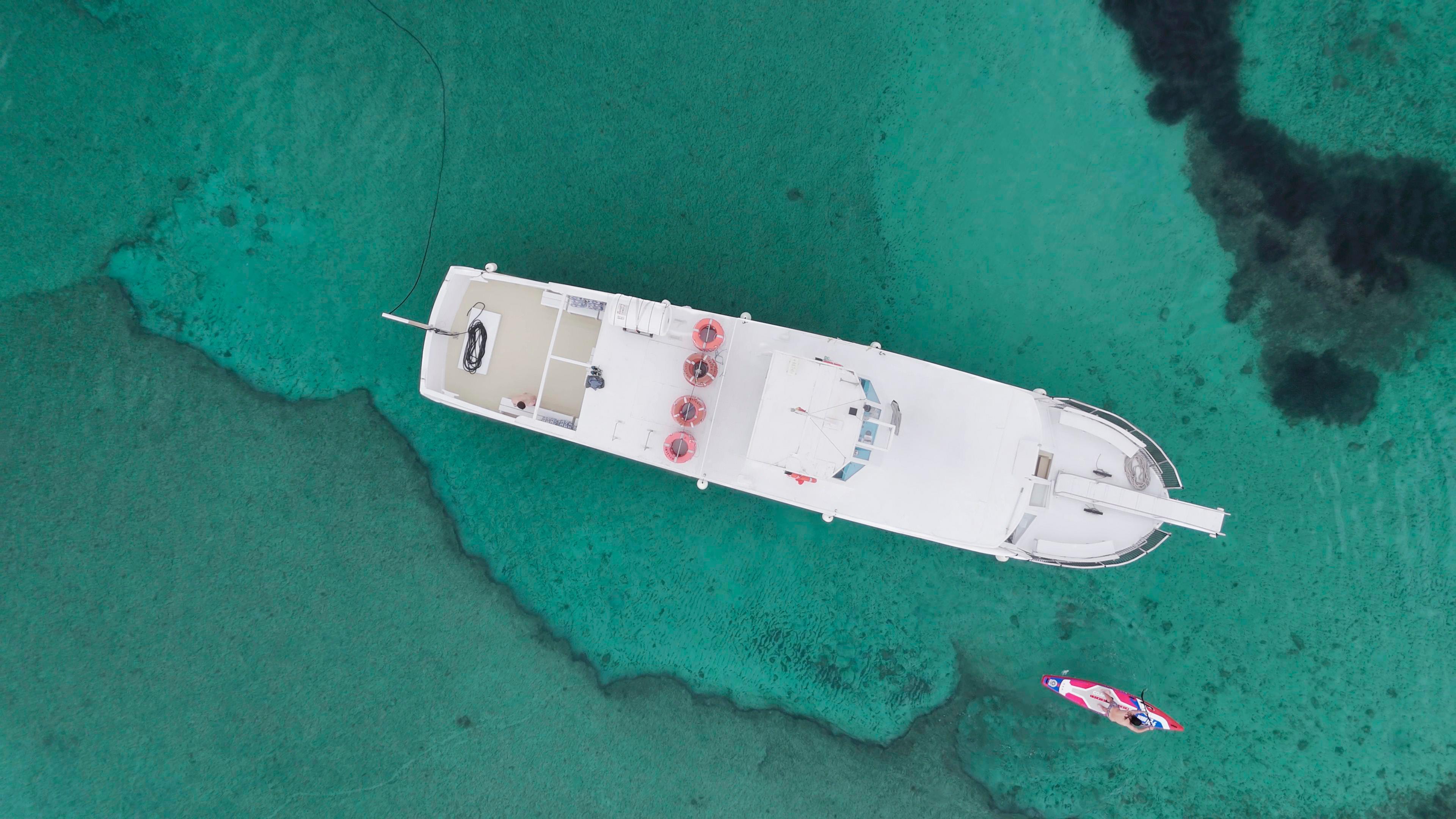 El barco de Coral Boats Mallorca visto desde el cielo.