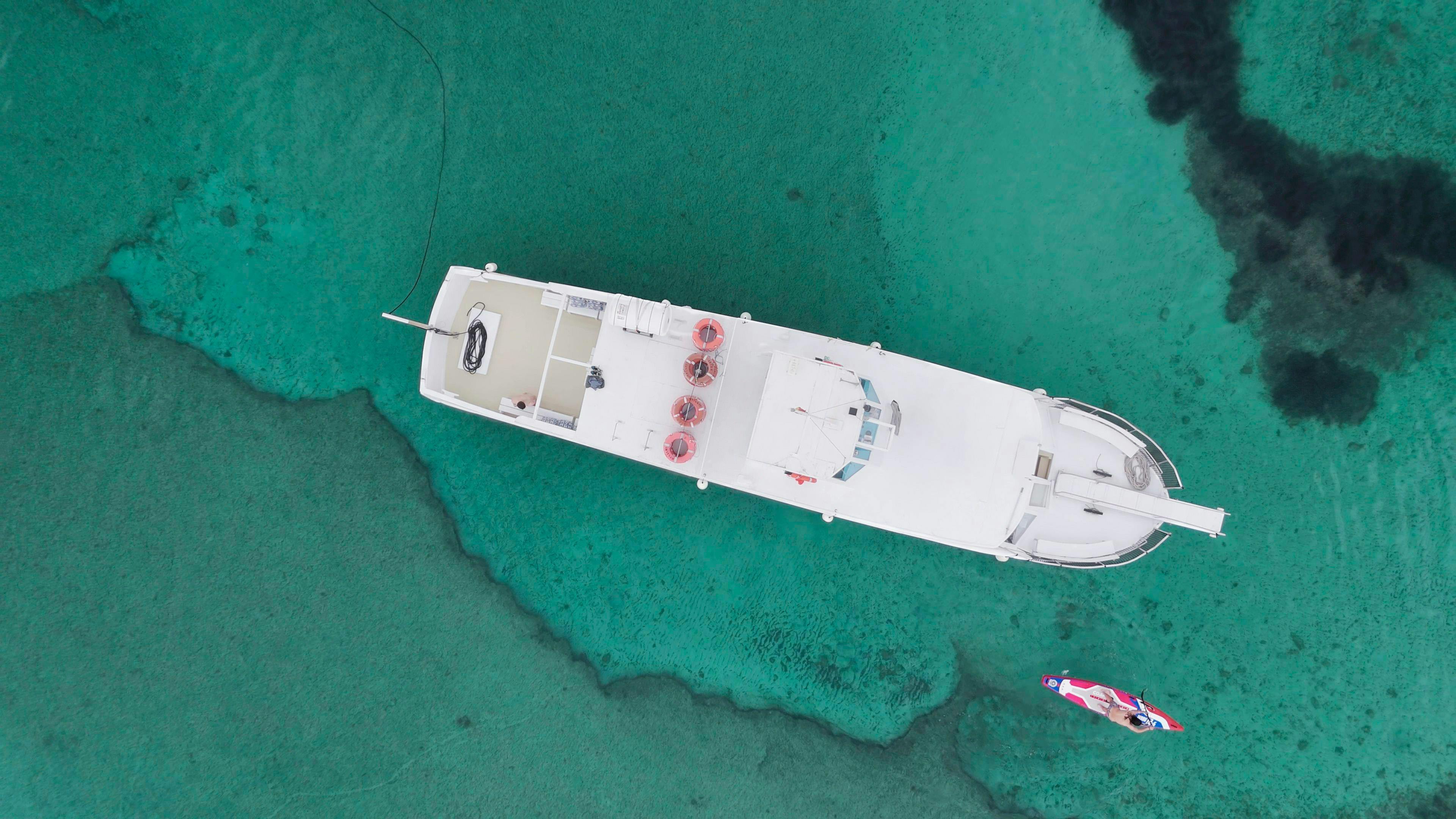Coral Boats Mallorca Beeindruckende Landschaften mit Bergen und Meer, wo Aktivitäten von Coral Boats Mallorca stattfinden.