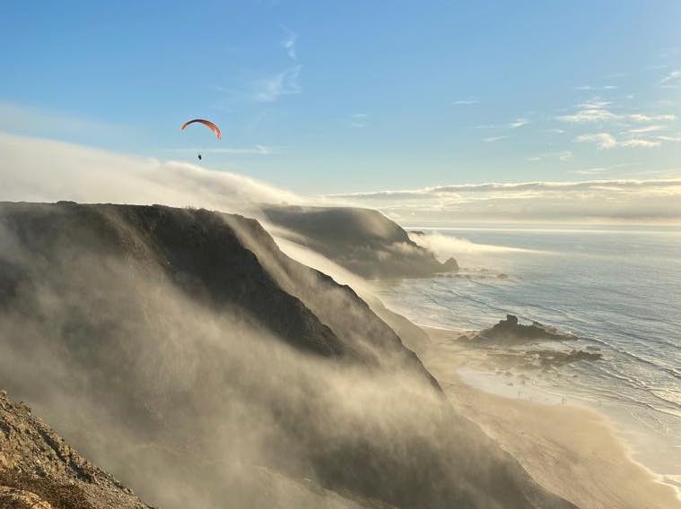 fotor_2023-2-23_15_23_8 Magnifique paysage de montagnes et de mer, où se déroulent les activités de Paragliding with Nelson.