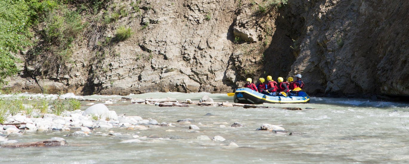 A group of friends are doing a rafting activity with Franceraft. 