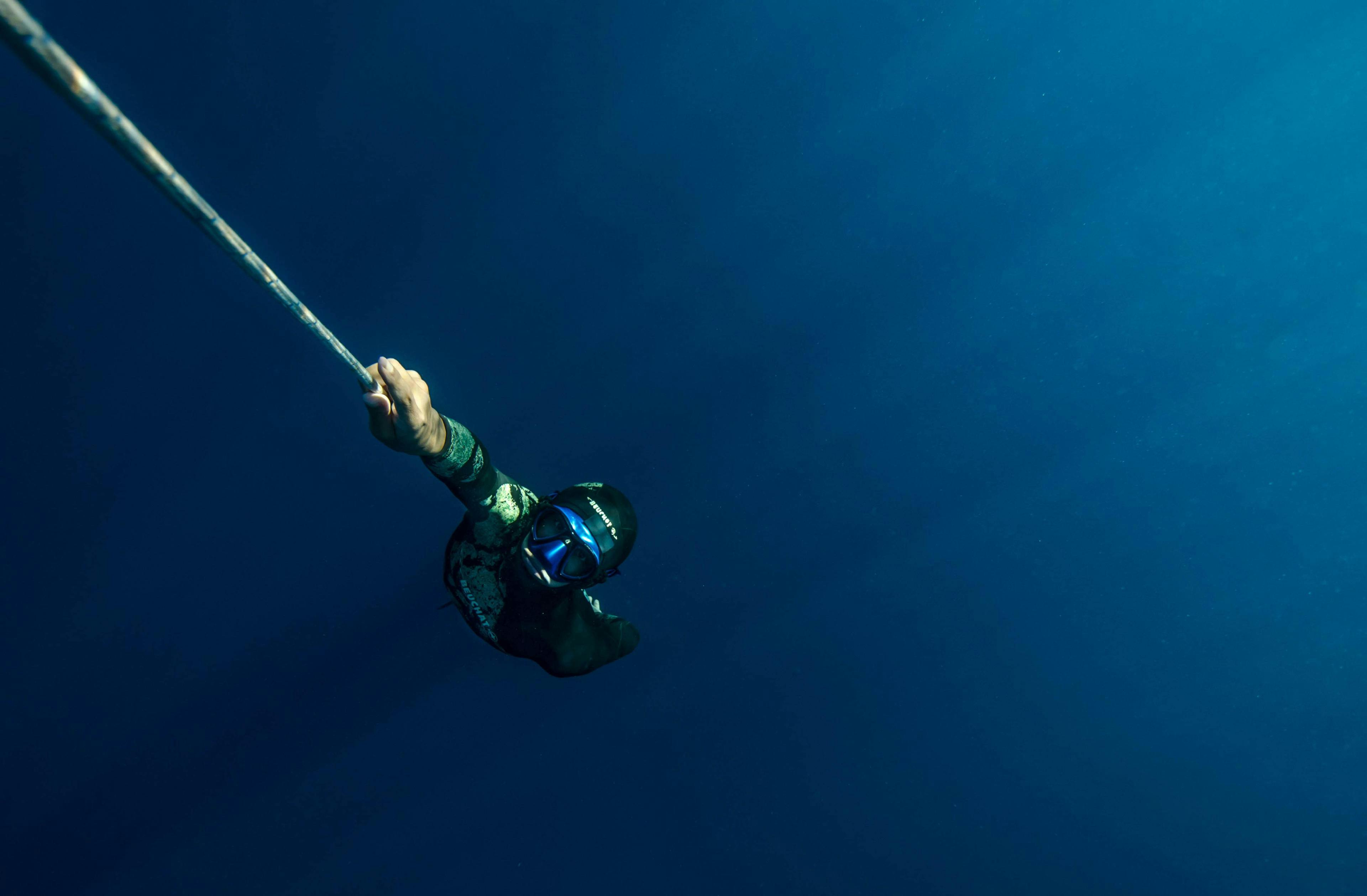 free-diving-annecy-lake-reda-apnea-annecy Beeindruckende Landschaften mit Bergen und Meer, wo Aktivitäten von REDA Apnea & Swim Annecy stattfinden.