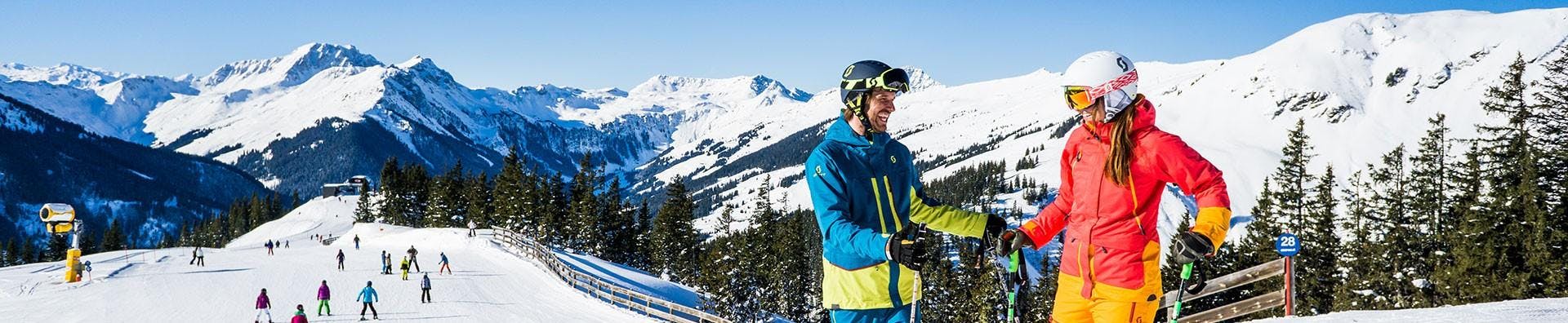 Freeride-Skischool-Saalbach-hero Panorama mozzafiato con montagne e mare, dove hanno luogo le attività di Freeride Skischool Saalbach.