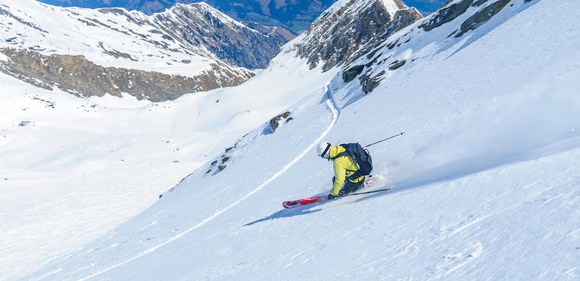 Offpiste Skilessen "Crash Course" voor Alle Niveaus: Een skiër maakt mooie lijnen in de verse poedersneeuw tijdens een freeridetocht georganiseerd door Skischool Warth.