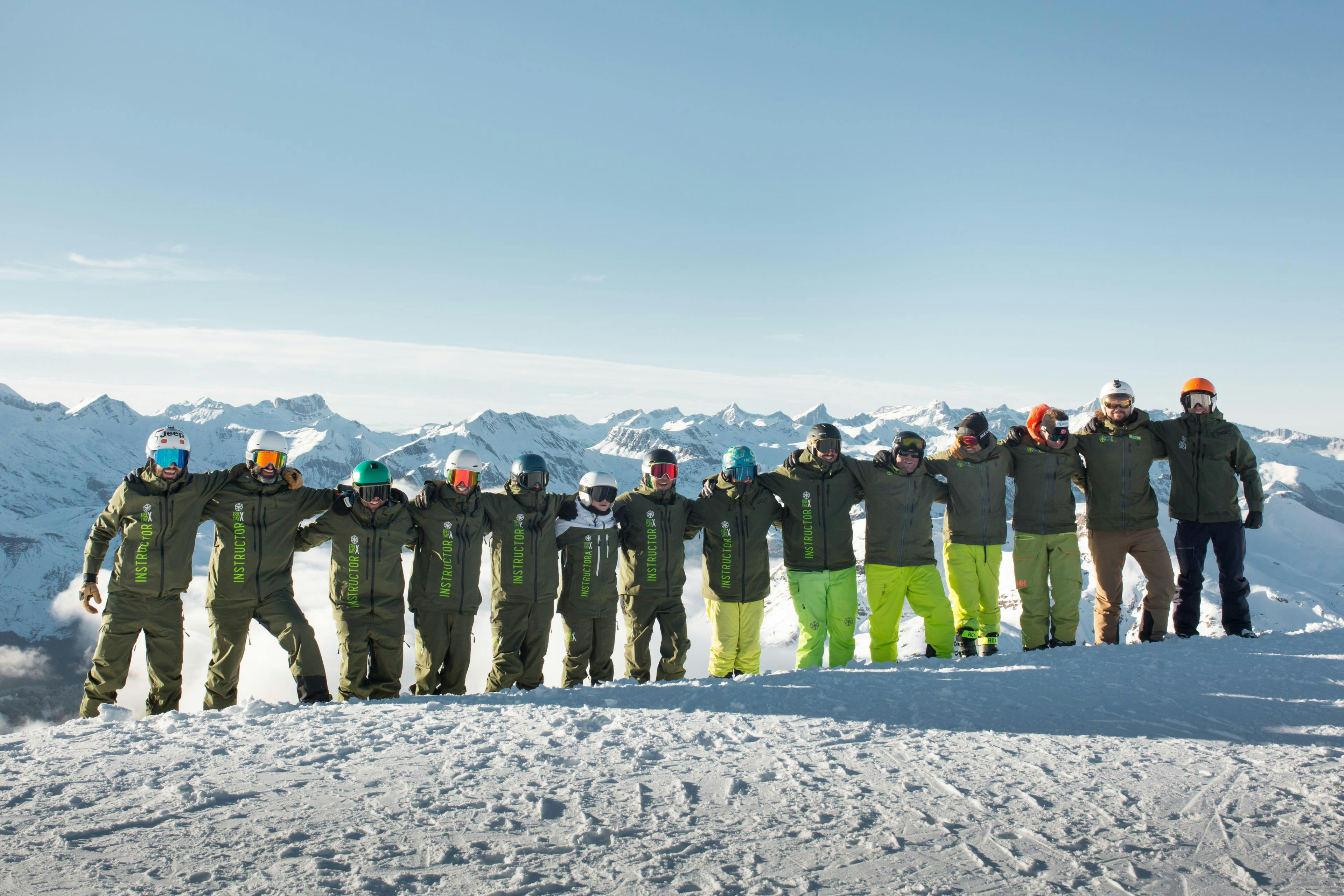 FreeXday-23 Beeindruckende Landschaften mit Bergen und Meer, wo Aktivitäten von FreeXDay Astún stattfinden.
