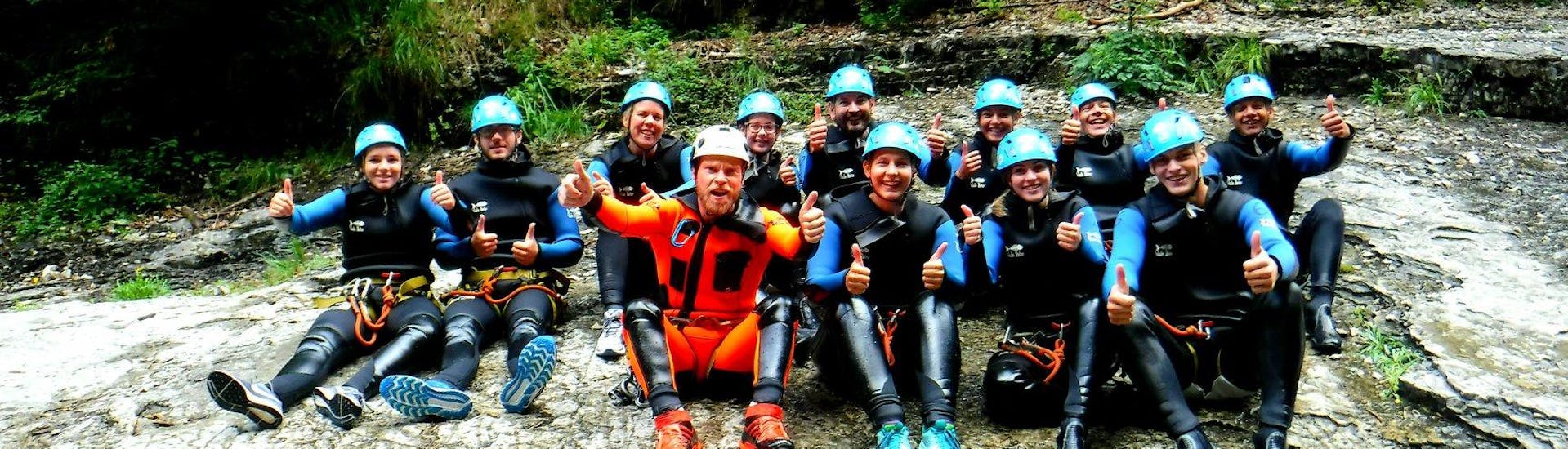 Eine Gruppe bereitet sich auf ihre Canyoning-Tour in Salzburg mit FROST Rafting & Canyoning Tours vor.