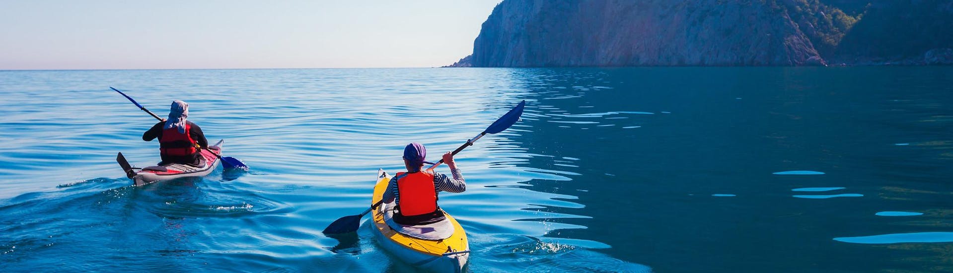Persone che svolgono un'attività di kayak di un'intera giornata.