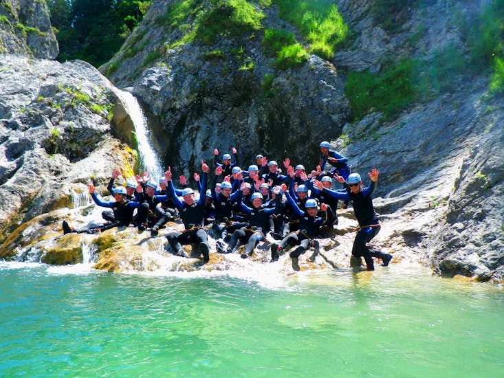Die Teilnehmer einer Canyoningtour mit Fun Rafting Lechtal posieren nach ihrem Abenteuer für ein Gruppenfoto.