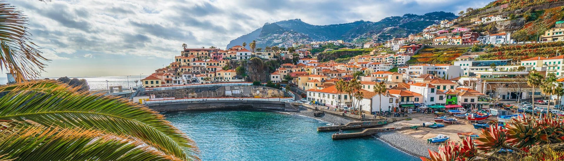 Beeld van de kust en de kleurrijke huizen in het dorp Funchal