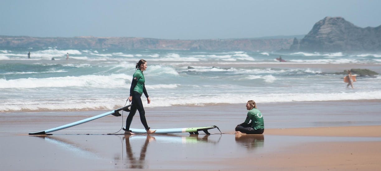 Twee Mensen op het Strand Tijdens een Surfles van Future Eco Surf School.