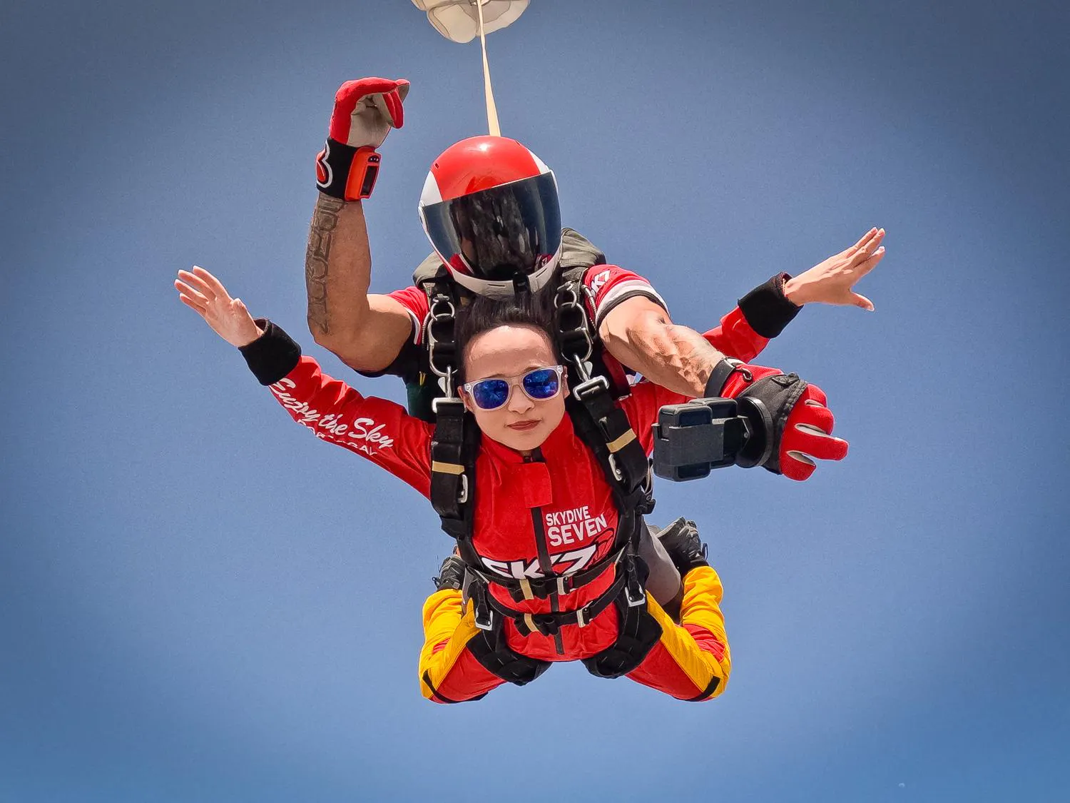 Beautiful landscapes showcasing mountains and sea, where the experiences of Skydive Seven Algarve are taking place.