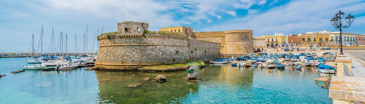 gallipoli-boat-trips_SEM-Resort-Hero Vue de Gallipoli, une destination populaire pour les balades en bateau dans les Pouilles.