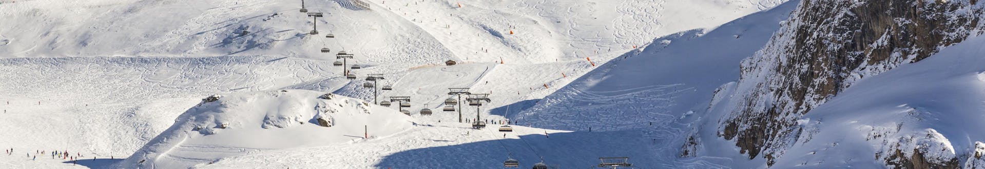Volwassenen en kinderen skiën in skigebied Galtuer.