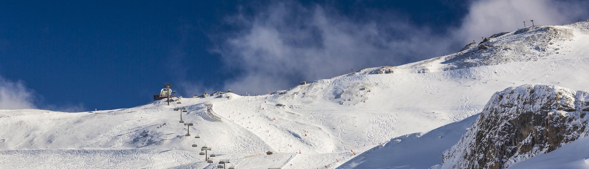 Vista del paesaggio montano soleggiato durante un corso di sci con scuole di sci a Galtür.