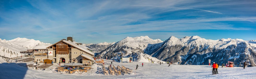 Erwachsene und Kinder beim Skifahren im Skigebiet Gaschurn.