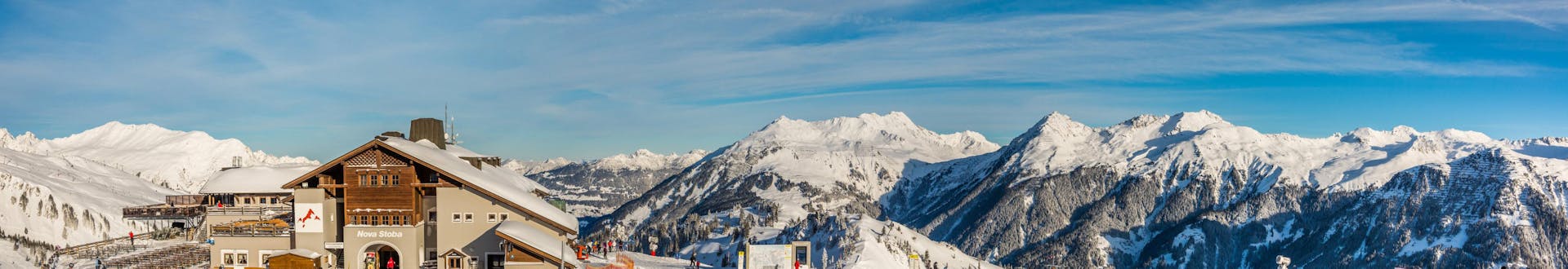 Erwachsene und Kinder beim Skifahren im Skigebiet Gaschurn.