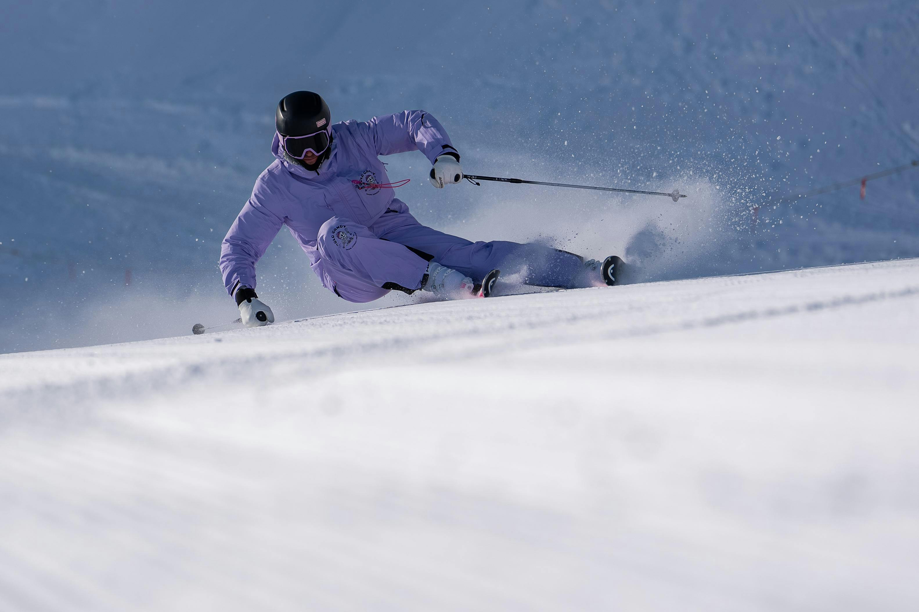 Panorama mozzafiato con montagne e mare, dove hanno luogo le attività di Cold Candy Scuola di sci Kaprun.