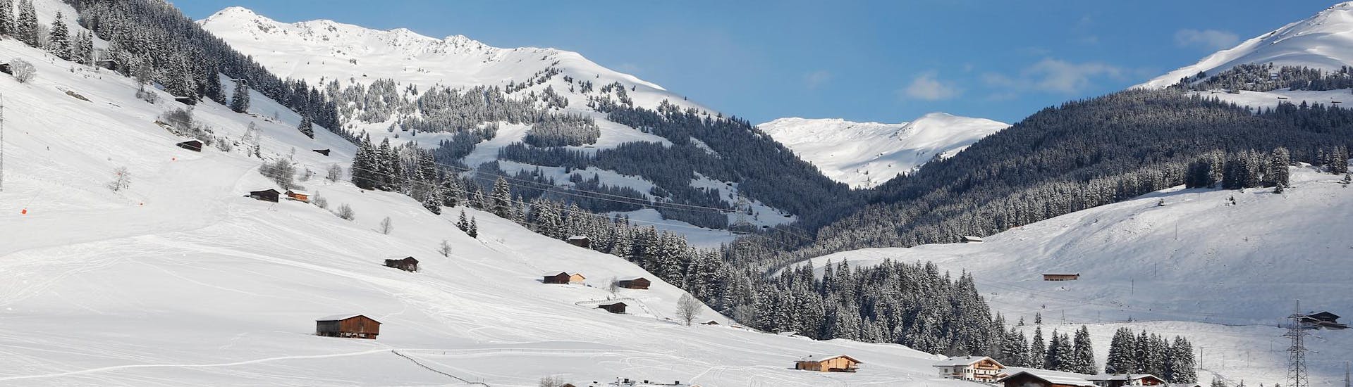 Blik op een zonnig berglandschap tijdens een skiles met een van de skischolen in Gerlos.