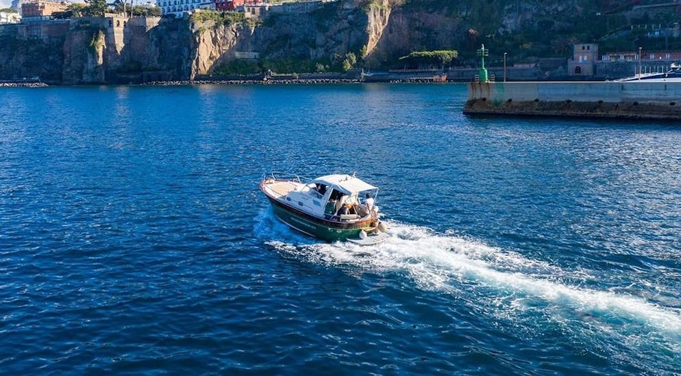 La barca di Giuliani Charter Sorrento in mare durante una gita in barca.