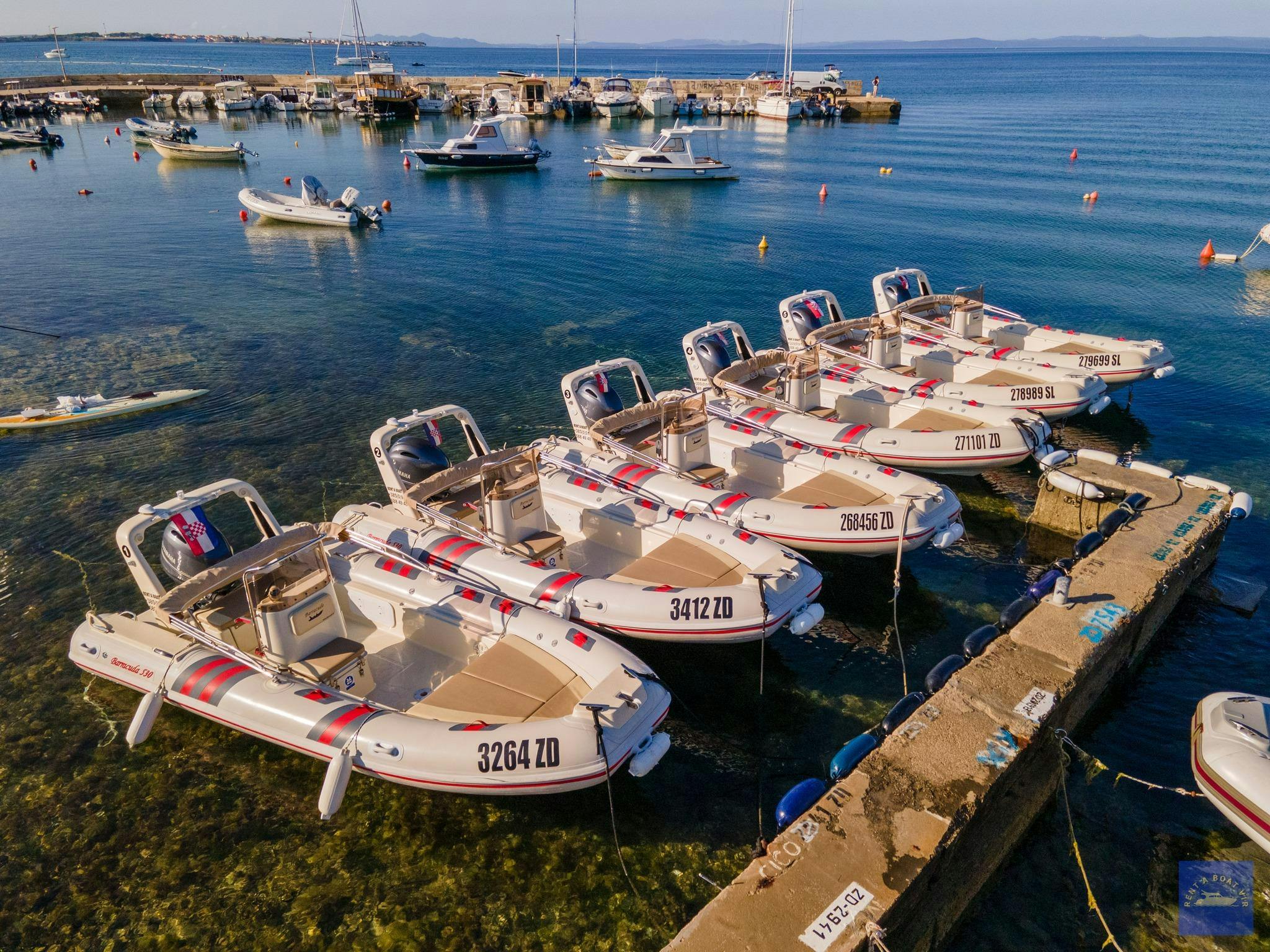 Gizmo Rent a Boat Vir Paisajes impresionantes de montaña y mar, donde tienen lugar las experiencias de Gizmo Rent a Boat Vir.