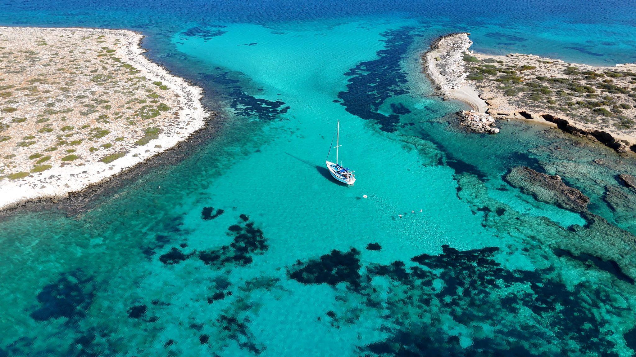 De boot van Glaraki Cruises Antiparos in de Blue Lagoon.