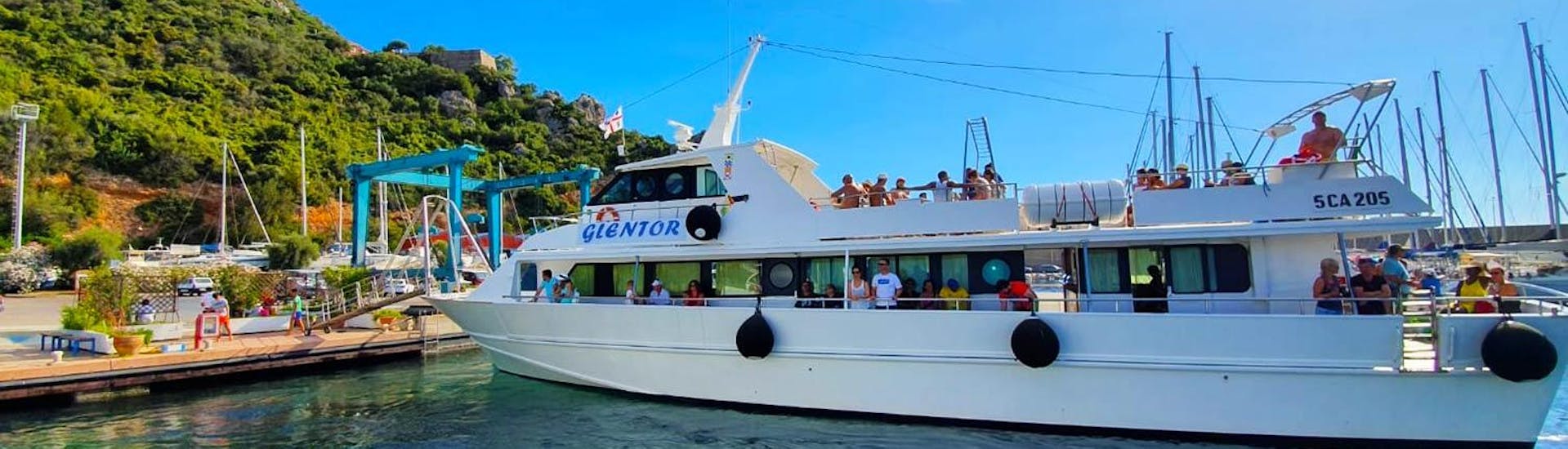 Foto von unserem Motorschiff Glentor während einer Bootstour mit Escursioni Glentor Arbatax.