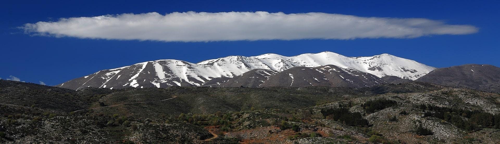 Go Crete Tour Malia Blick auf schneebedeckte Berge auf dem Gipfel, die man auf der Tour mit Go Crete Tour Malia sehen kann.