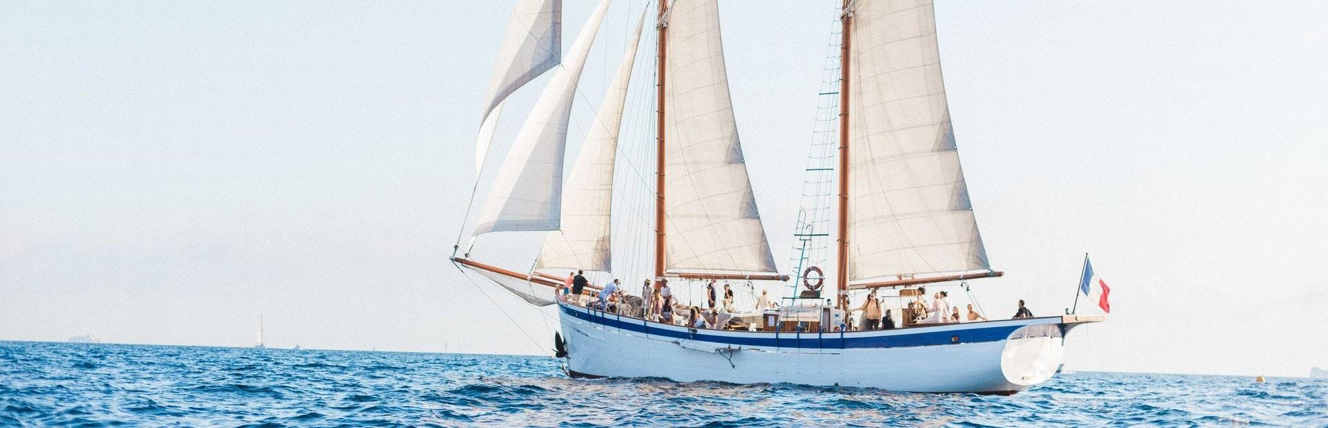 La Goélette Alliance Beeindruckende Landschaften mit Bergen und Meer, wo Aktivitäten von La Goélette Alliance Marseille stattfinden.