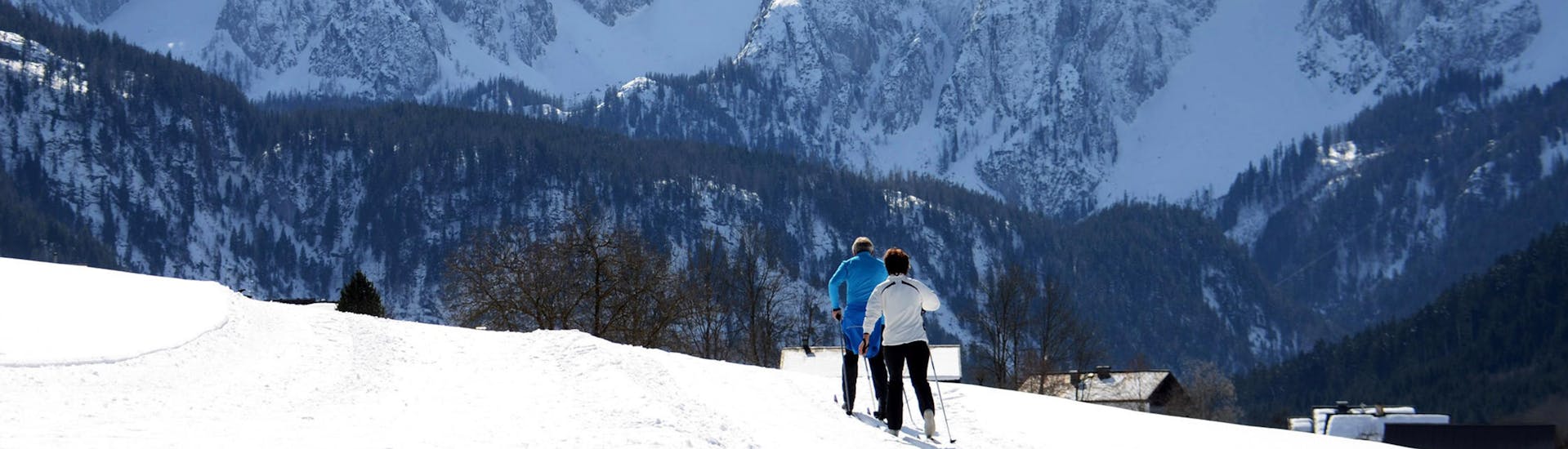 Ausblick auf die sonnige Berglandschaft beim Skifahren lernen mit den Skischulen in Gosau.