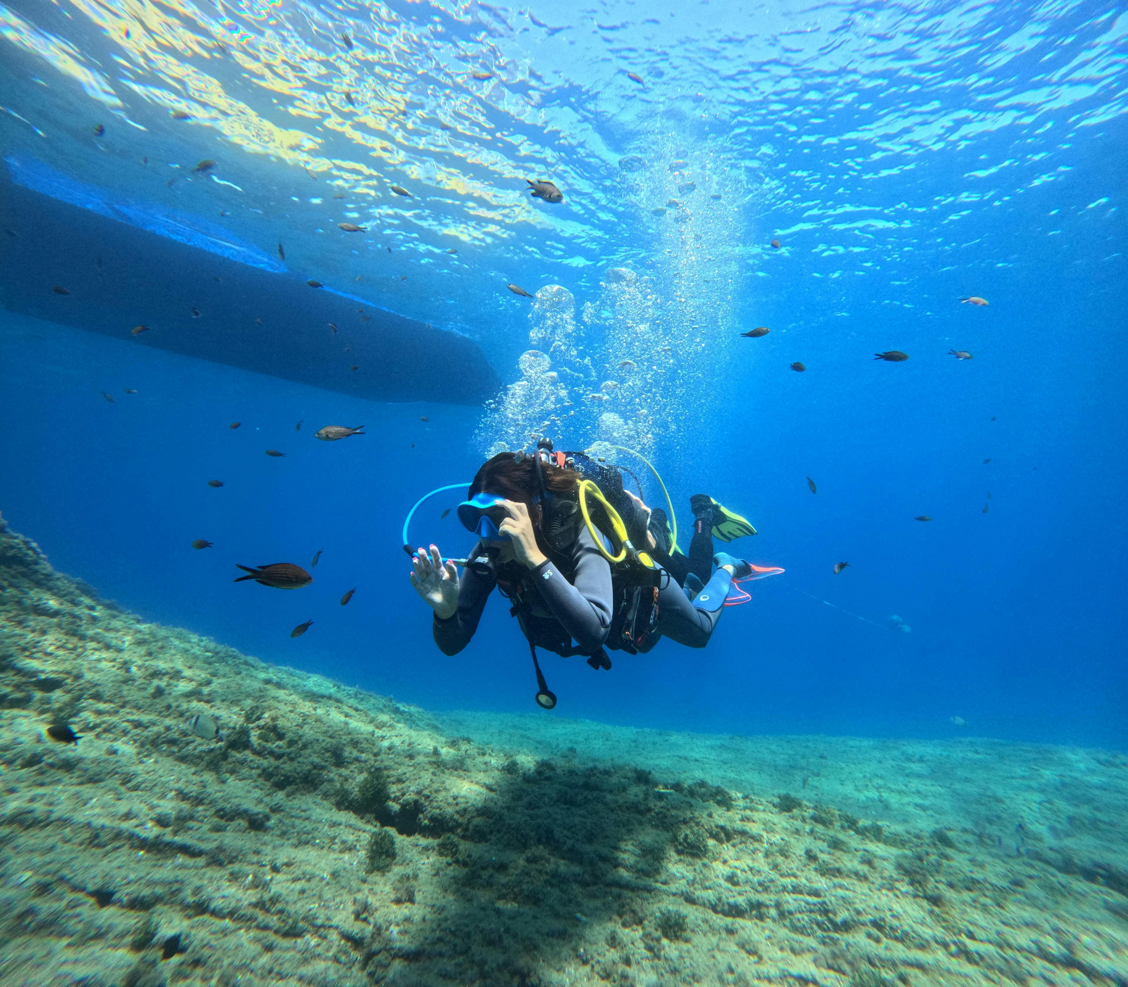 GP011794 Prachtige landschappen met bergen en zee, waar de ervaringen van Capes Plongée Cap d'Agde plaatsvinden.