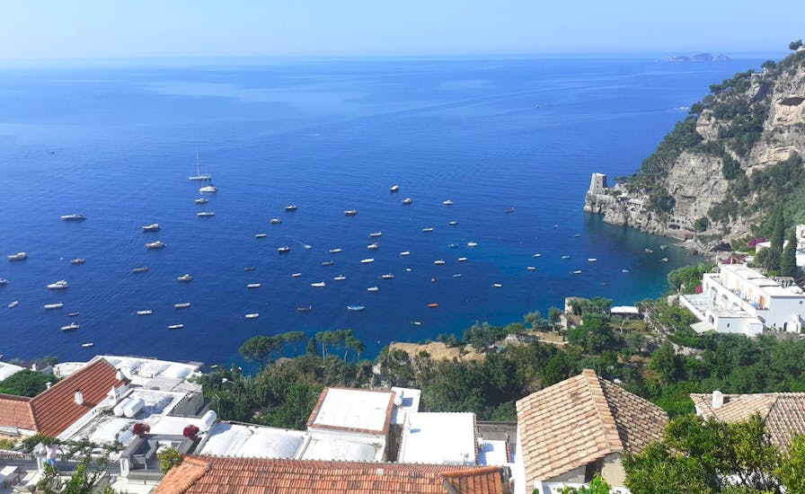 Vista dall'alto sulla Costiera Amalfitana durante una gita in barca privata da Positano a Capri.