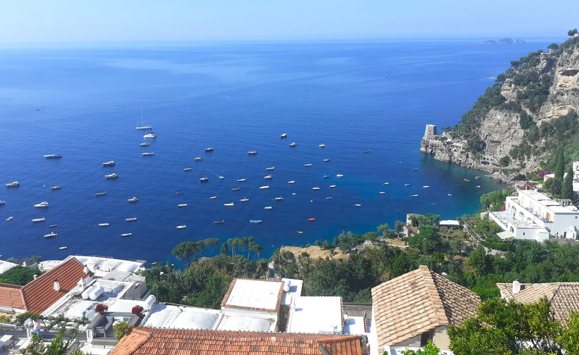 Grassi Junior Positano Beeindruckende Landschaften mit Bergen und Meer, wo Aktivitäten von Grassi Junior Positano stattfinden.