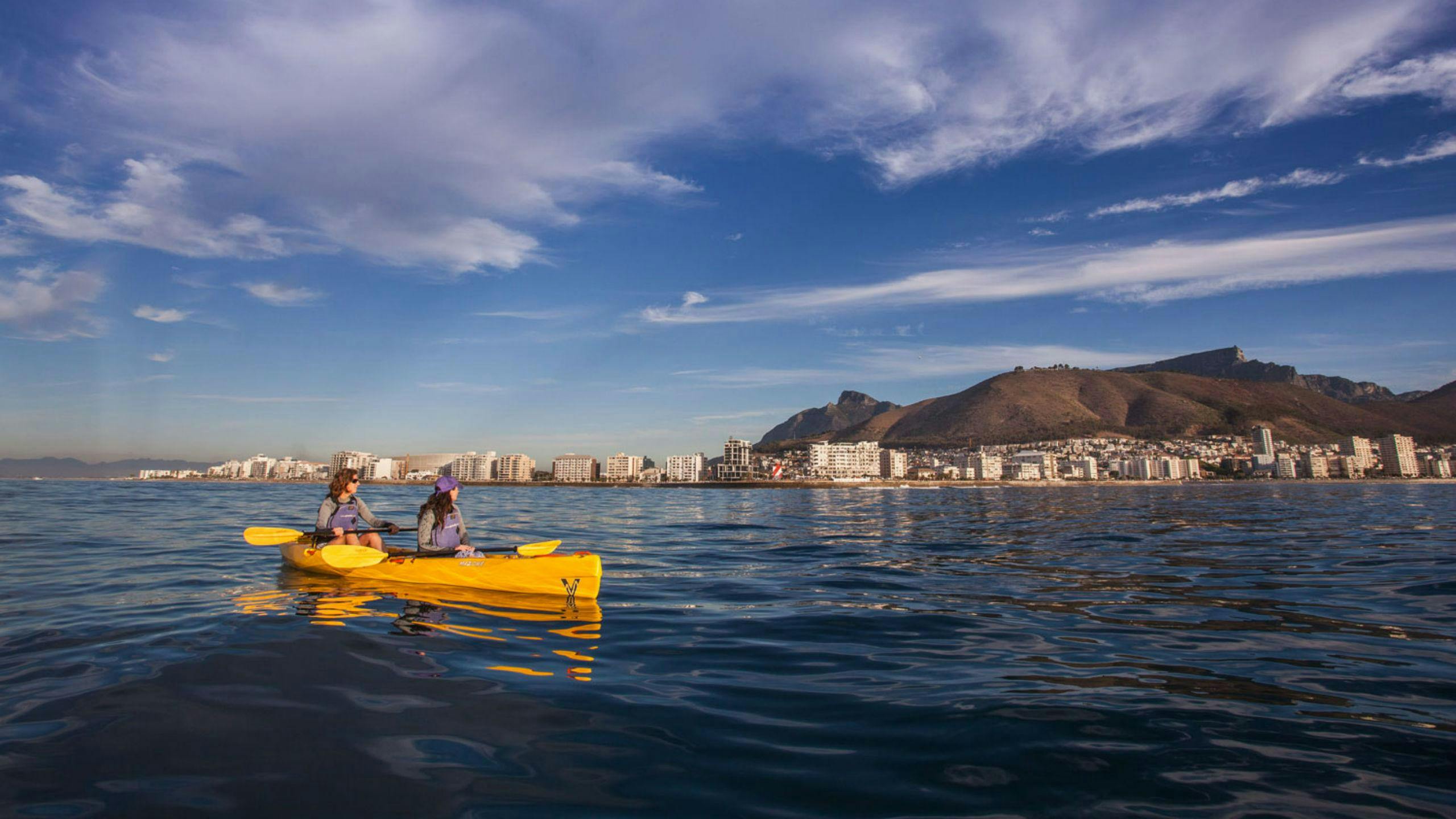 gravity-adventures-cape-town-hero Beeindruckende Landschaften mit Bergen und Meer, wo Aktivitäten von Gravity Adventures Cape Town stattfinden.