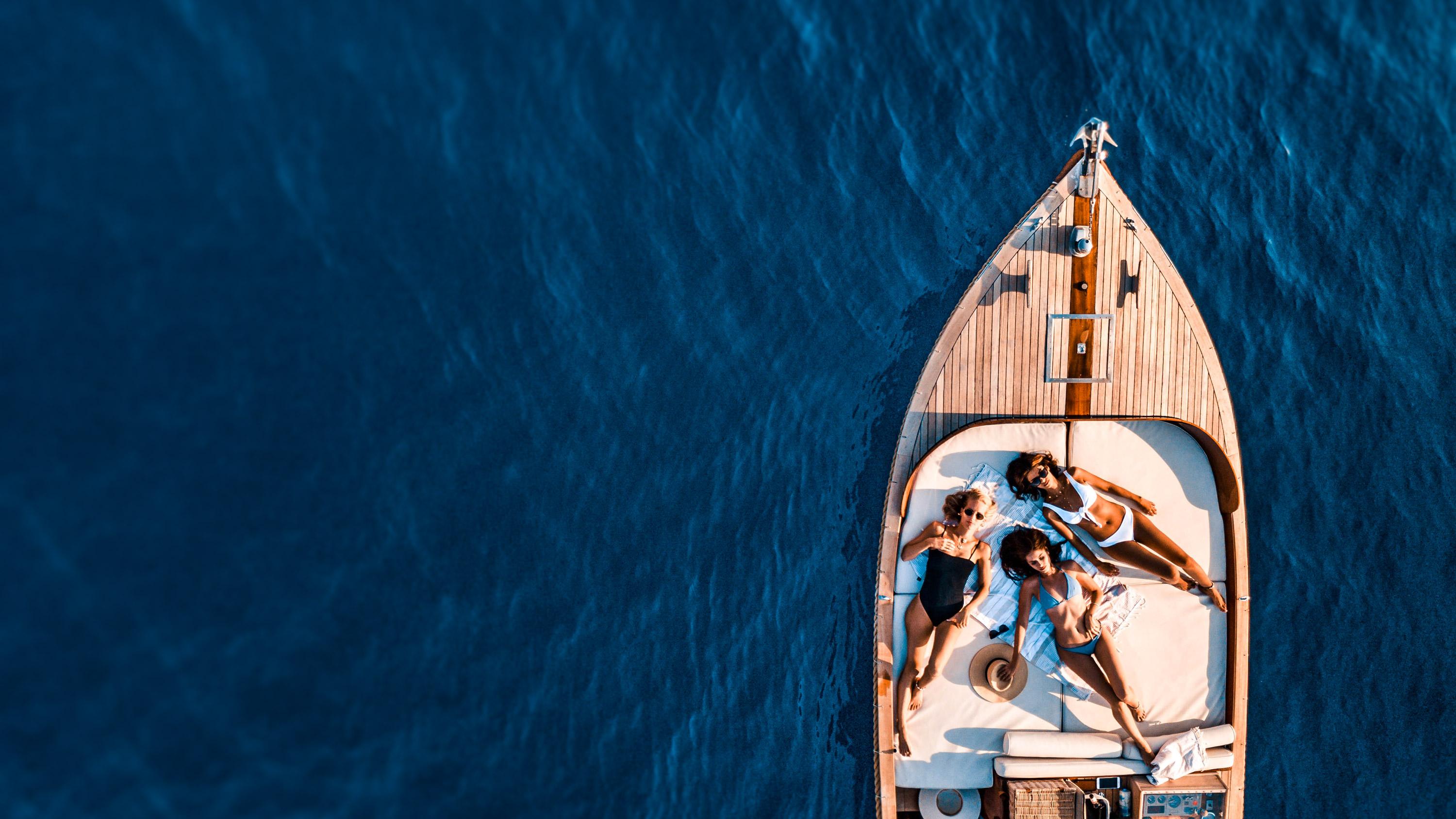 Einige Freunde genießen die Sonne bei einem Bootsausflug in Portofino.