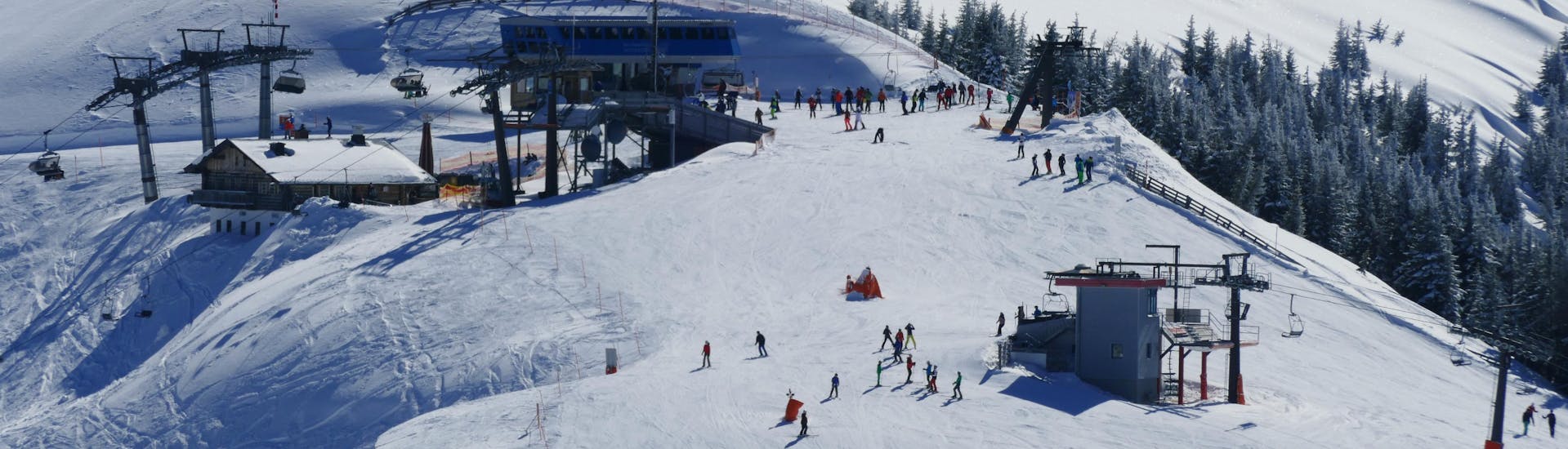 Volwassenen en kinderen skiën in skigebied Grossarl.