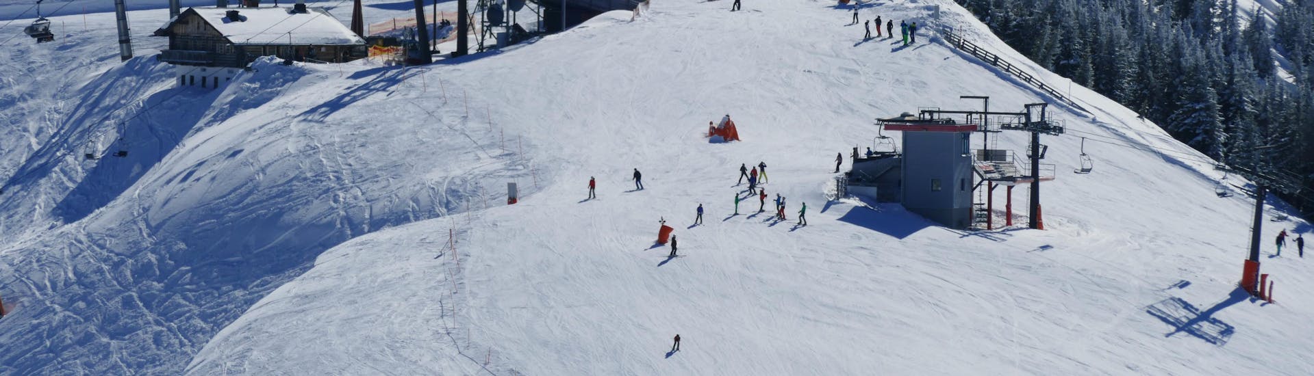 Ausblick auf die sonnige Berglandschaft beim Skifahren lernen mit den Skischulen in Großarl.