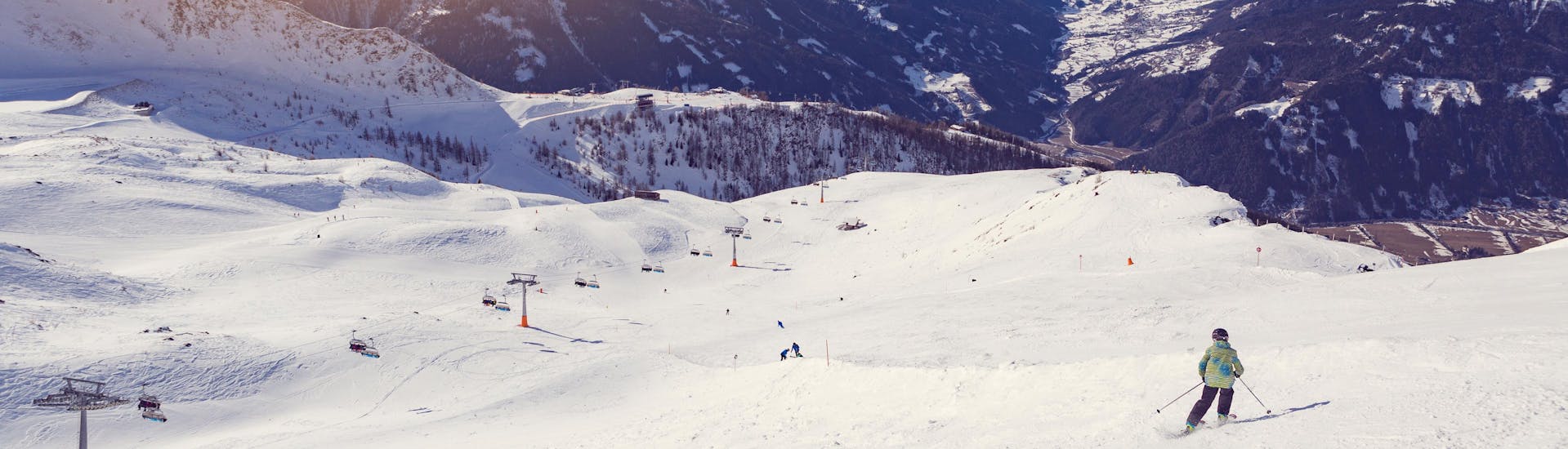 Vista del paisaje soleado de la montaña durante un curso de esquí con las escuelas de esquí en Kals am Großglockner.