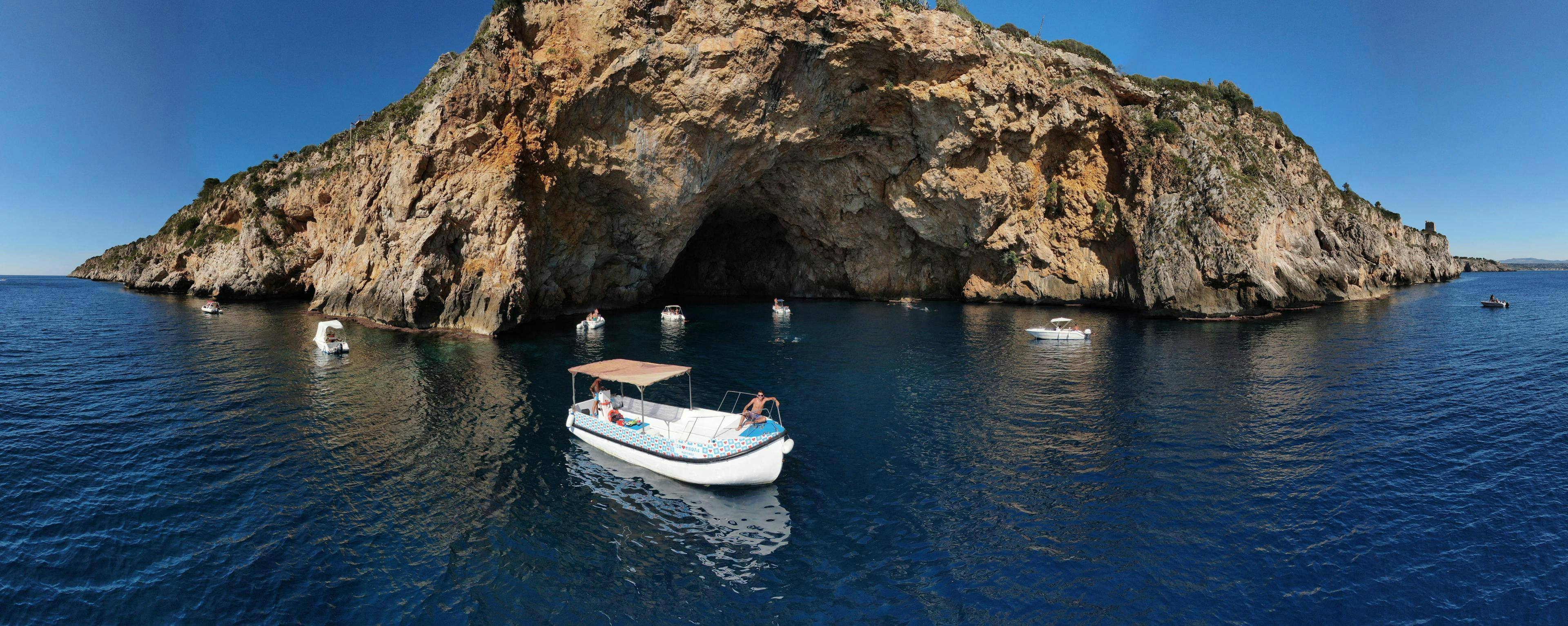 Grotta delle colombe Prachtige landschappen met bergen en zee, waar de ervaringen van Daytona Boat Terrasini plaatsvinden.