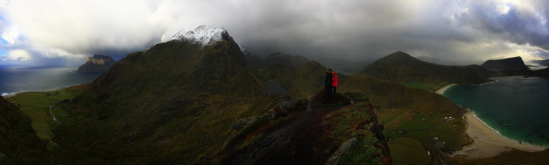 Ridenowtravels Lofoten Twee mensen die in de bergen staan.