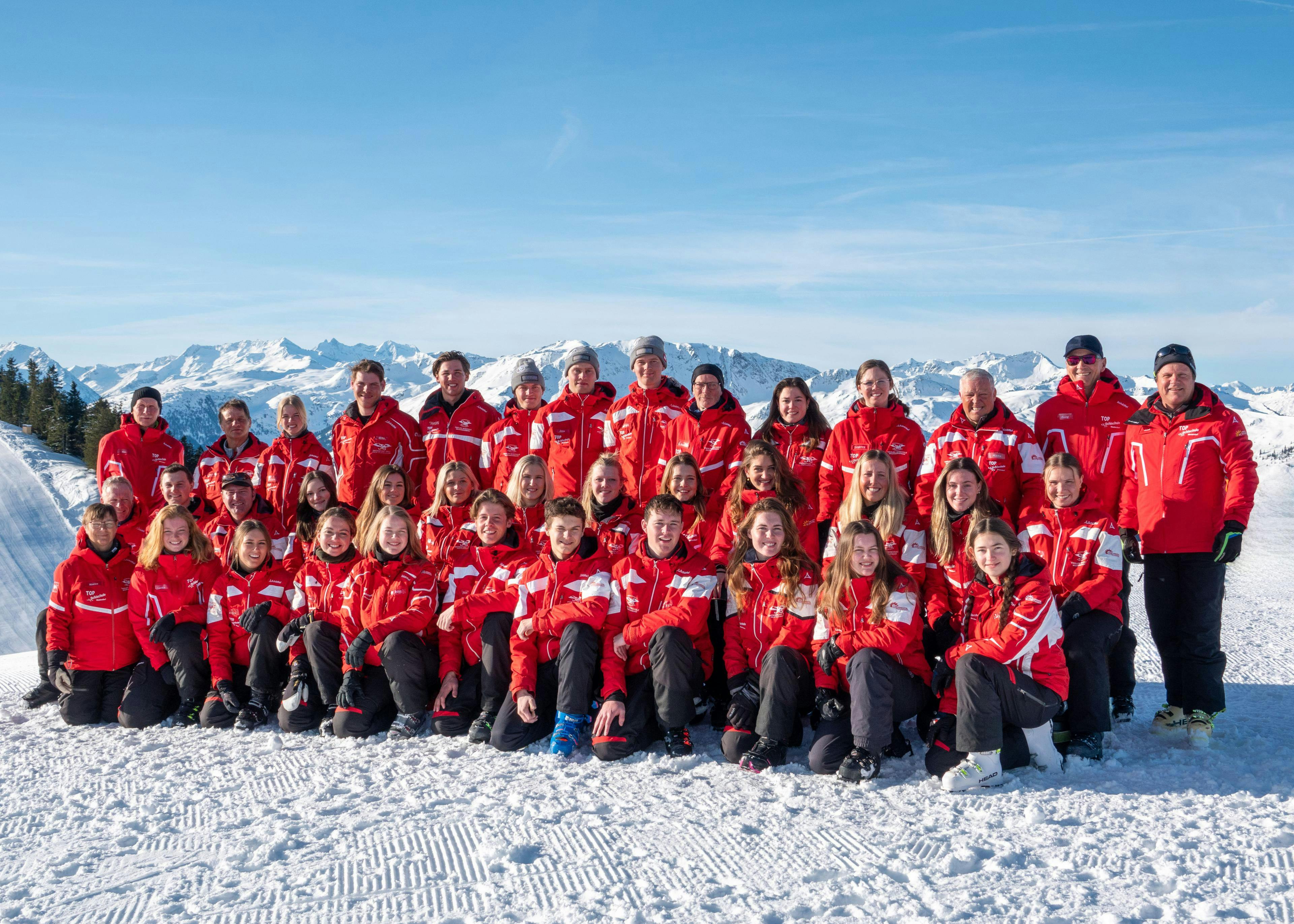 Top Schischule Westendorf Panorama mozzafiato con montagne e mare, dove hanno luogo le attività di Top Schischule Westendorf.