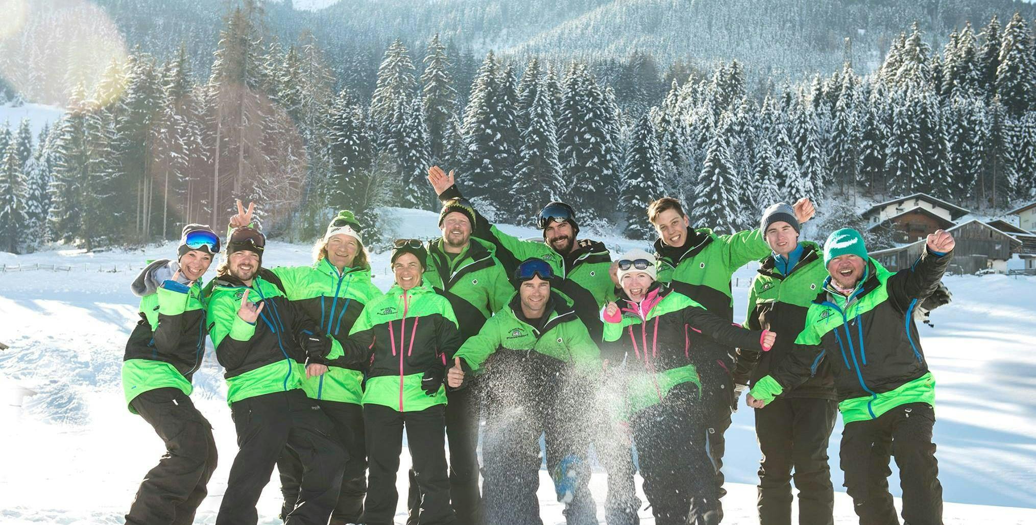 gruppenfoto skischule entleitner Beeindruckende Landschaften mit Bergen und Meer, wo Aktivitäten von Schischule Entleitner stattfinden.
