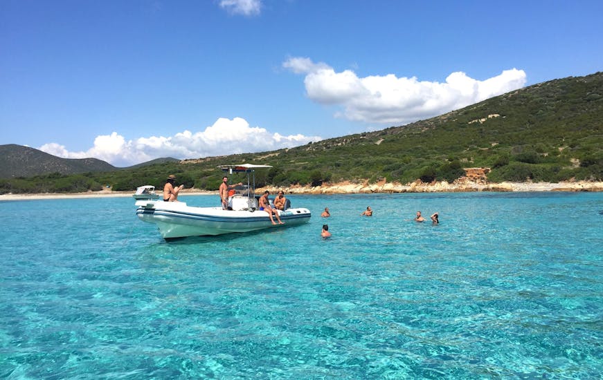 Il gommone di GS Sardinia Cagliari durante una sosta per nuotare.